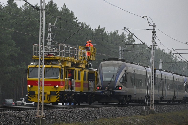 Puławy, 17.11.2025. Prace naprawcze przy sieci trakcyjnej pomiędzy stacjami Puławy-Azoty i Puławy Chemia, 17 bm. W niedzielę 16 bm. wieczorem doszło w tym miejscu do nagłego zatrzymania osobowego pociągu relacji Świnoujście-Rzeszów, którym podróżowało 475 pasażerów. W jednym z wagonów doszło do wybicia szyb, najprawdopodobniej przez uszkodzoną linię trakcji. Dalej na północ na tej samej linii kolejowej nr 7, w okolicach stacji Mika, doszło do aktu sabotażu - został wysadzony fragment torów. (aldg) PAP/Wojtek Jargiło