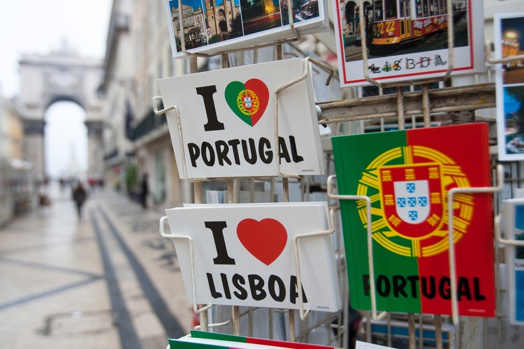 Portugalia – państwo, którego gospodarka żyje na bailoucie w piłce nożnej należy do największych europejskich potęg. Obecnie siła reprezentacji oceniana jest na 5. miejsce na świecie i 4. w Europie, a w zestawieniu wszechczasów ME Portugalia zajmuje 6. miejsce. Gorzej wygląda sytuacja jeśli chodzi o zamożność społeczeństwa. Pod względem PKB per capita Portugalia należy do najsłabszych państw na turnieju. 23 361 USD na mieszkańca oznacza 12. miejsce wśród turniejowej szesnastki i 41. miejsce na świecie.