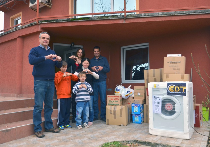 Radost se vratila u dečja srca: porodica Keresturi, ekipa „Blica“ i Ričard Valthert (desno)