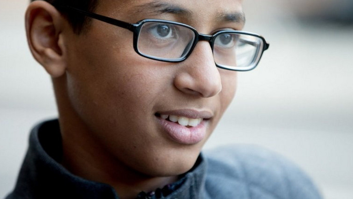 Ahmed Mohamed to nastolatek z Irving w Teksasie, który samodzielnie skonstruował zegar elektroniczny i zabrał go ze sobą do szkoły. Niestety, władze placówki posądziły go o wykonywanie bomby i aresztowały. Mohamed po wyjściu na wolność otrzymał oferty pracy w Google i Facebooku. Jego rodzice żądają też odszkodowania o wartości 15 milionów dolarów.
