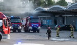 Pożar w hali firmy BROS. 23 zastępy walczą z ogniem. Władze apelują: nie otwierajcie okien