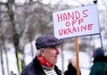 Protest w Sztokholmie w Szwecji. "Łapy precz od Ukrainy"