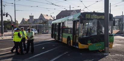 Wypadek autobusu na Rondzie Kaponiera. Są ranni