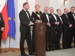 Złota, a skromna! Agata Duda w bardzo stylowej sukni podejmowała dyplomatów