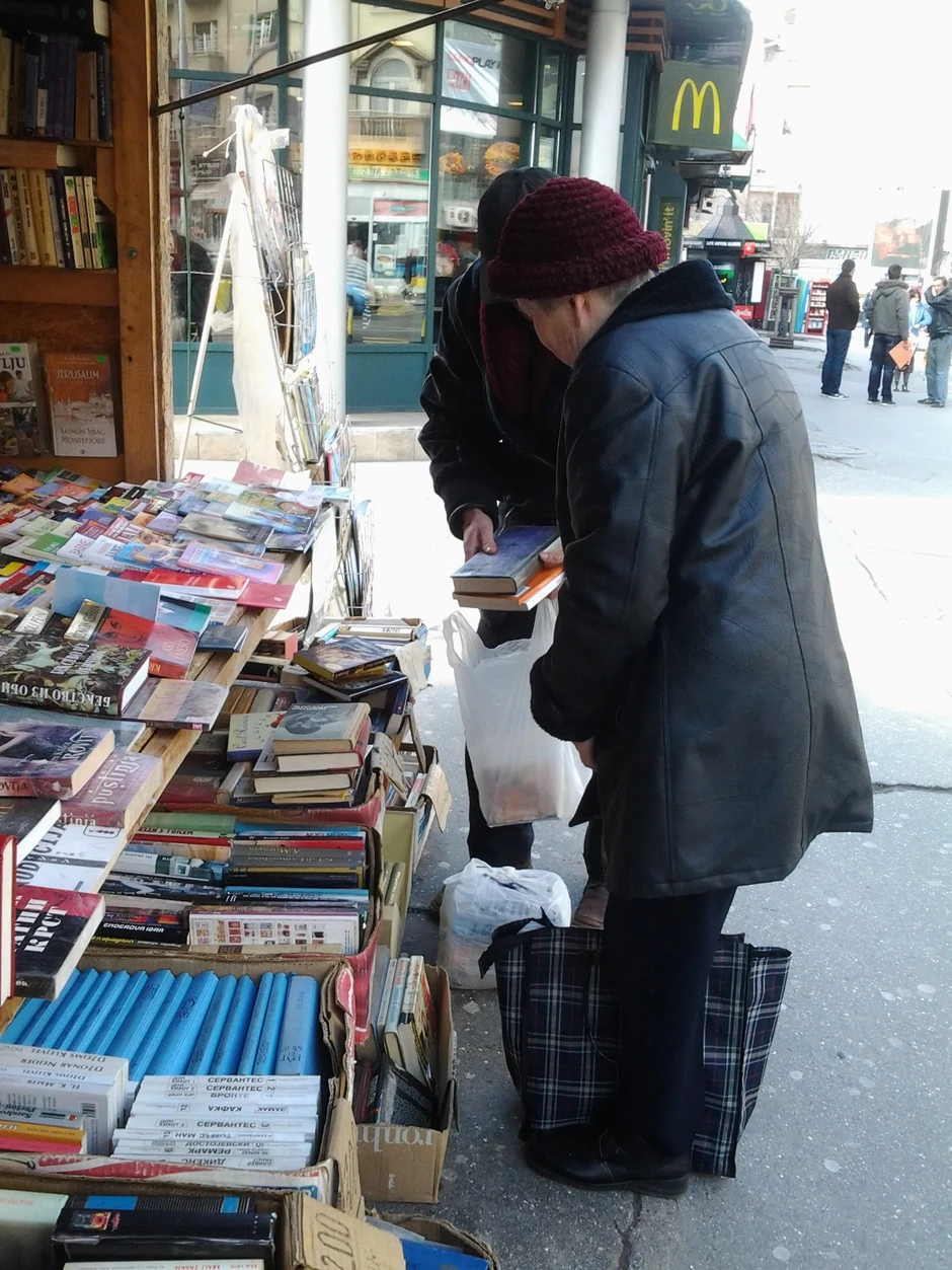 Sugrađani često donose knjige da ih prodaju