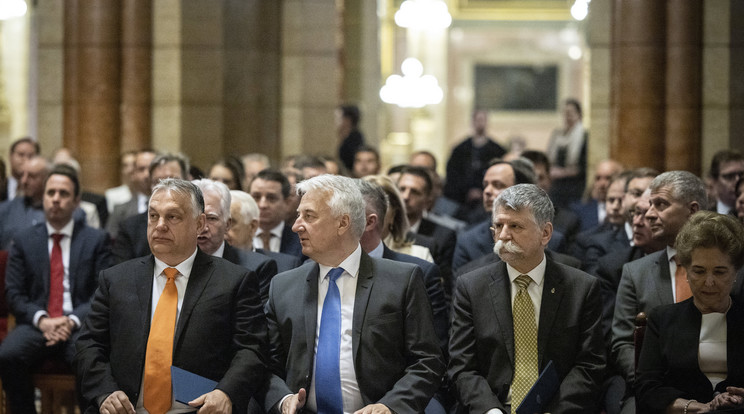a kormánypártok ott lesznek... A képen Orbán Viktor miniszterelnök, Semjén Zsolt nemzetpolitikáért felelős miniszterelnök-helyettes és Kövér László házelnök, a Fidesz-KDNP-s képviselők listás mandátumának átvételén / MTI/Fischer Zoltán