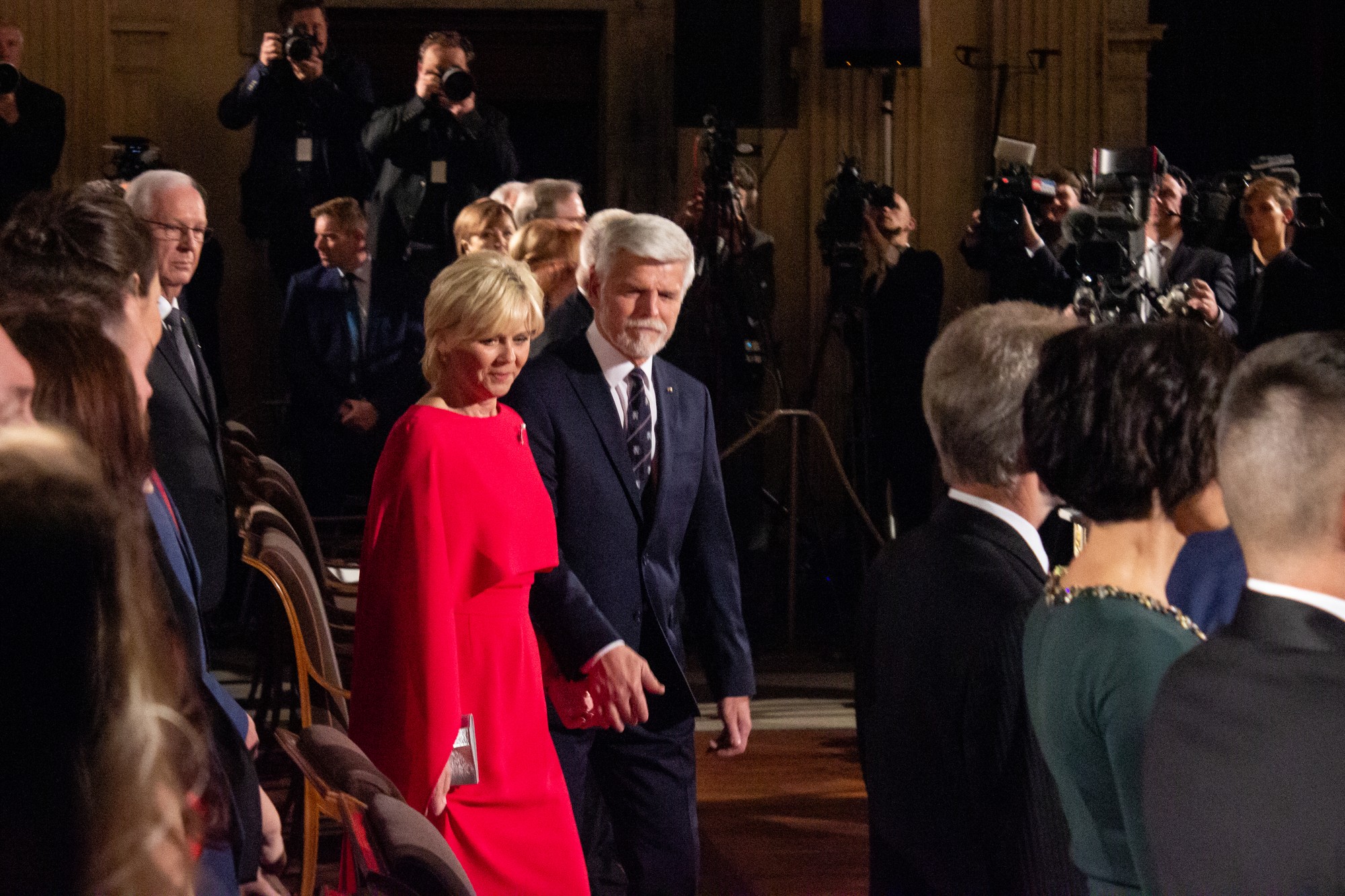 Český prezident Petr Pavel s manželkou Evou prichádzajú na slávnostné udeľovanie štátnych vyznamenaní na Pražskom hrade.