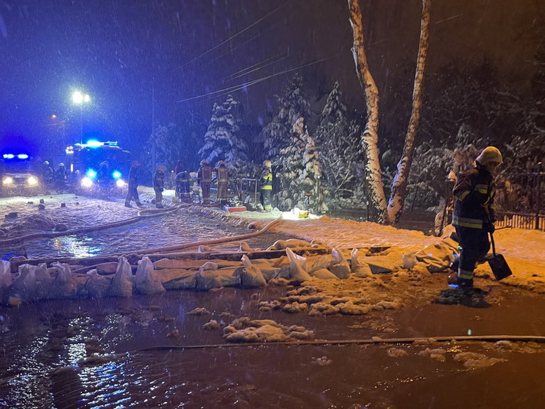 Awaria rurociągu w Goczałkowicach - ul. Brzozowa - 14.12.2022 · fot. pless.pl