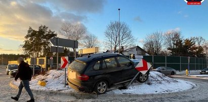 Ułańska fantazja czy promile? Kierowca bmw zaparkował na... rondzie