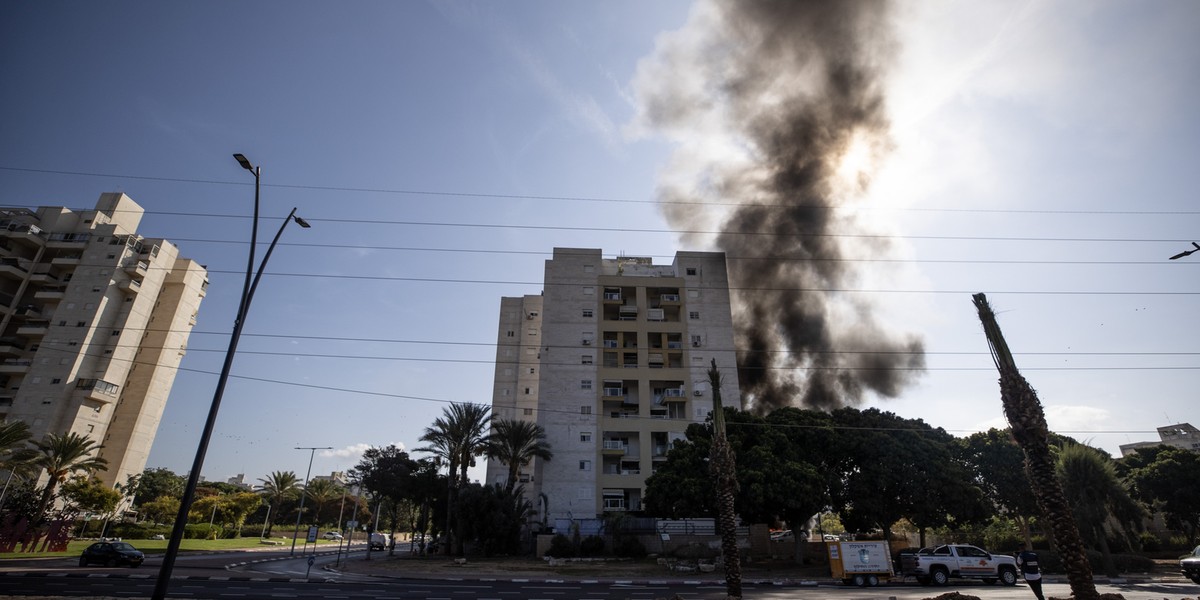 Ostrzał Aszkelon w Izraelu rakietami wystrzelonymi ze Strefy Gazy. 7 października 2023 r.