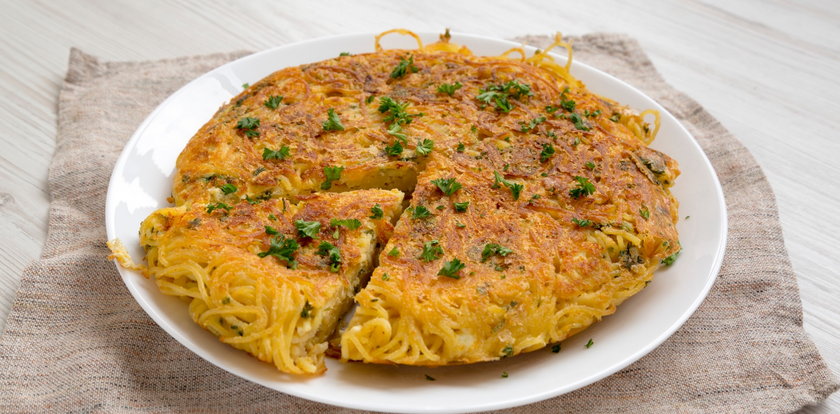 Frittata di spaghetti. To danie nada się i na śniadanie, i na obiad