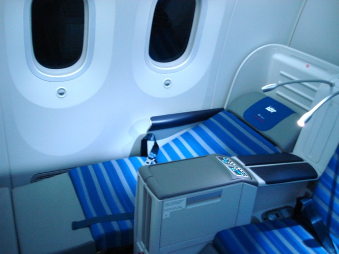 Fotele w klasie biznes rozkładają się tworząc płaskie łóżko