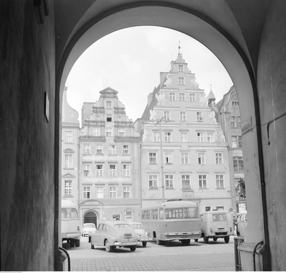 Wrocław, widok na zachodnią stronę Rynku - z prawej kamienica Pod Gryfami. Na 1. planie 2. z lewej samochód FSO Warszawa 201. 3. z prawej autobus San H27B, 1968 r.