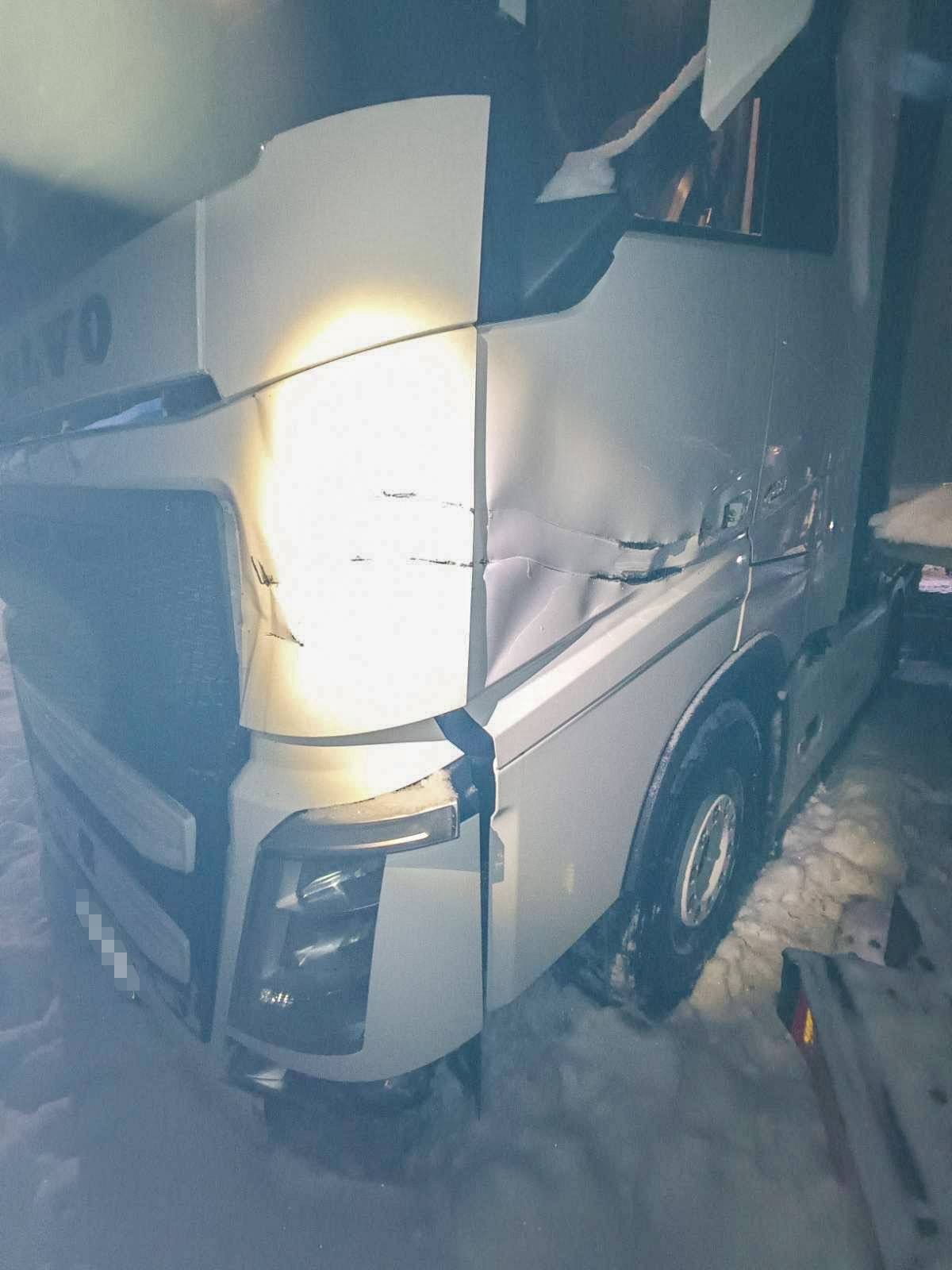 Vodič kamióna narazil do návesu pri Vyšnom Nemeckom. 