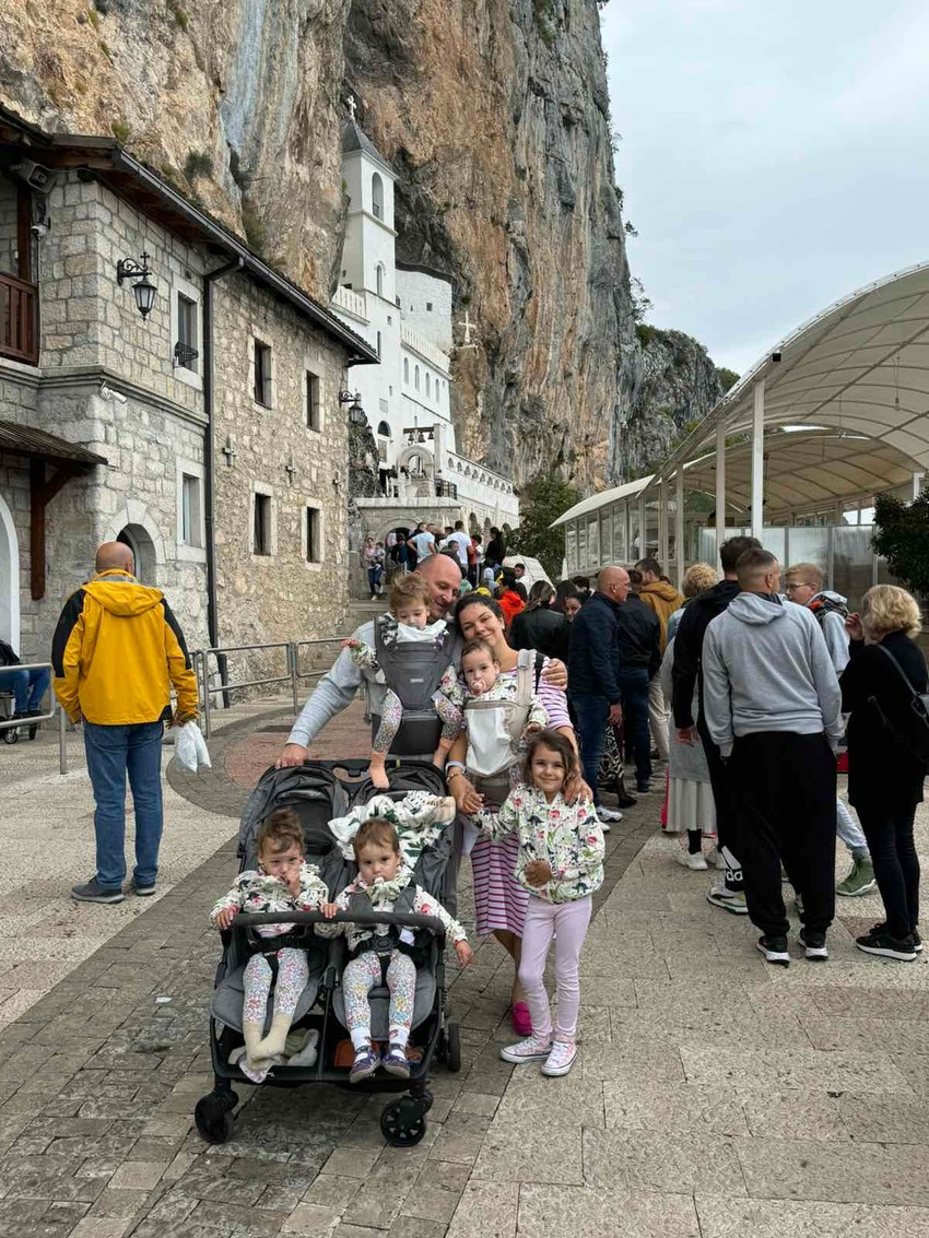  "Išli smo i dva puta na Ostrog prošle godine, na Veliki petak koji smatram našim praznikom jer su rođene na taj dan", kažu Đorđe i Marija.