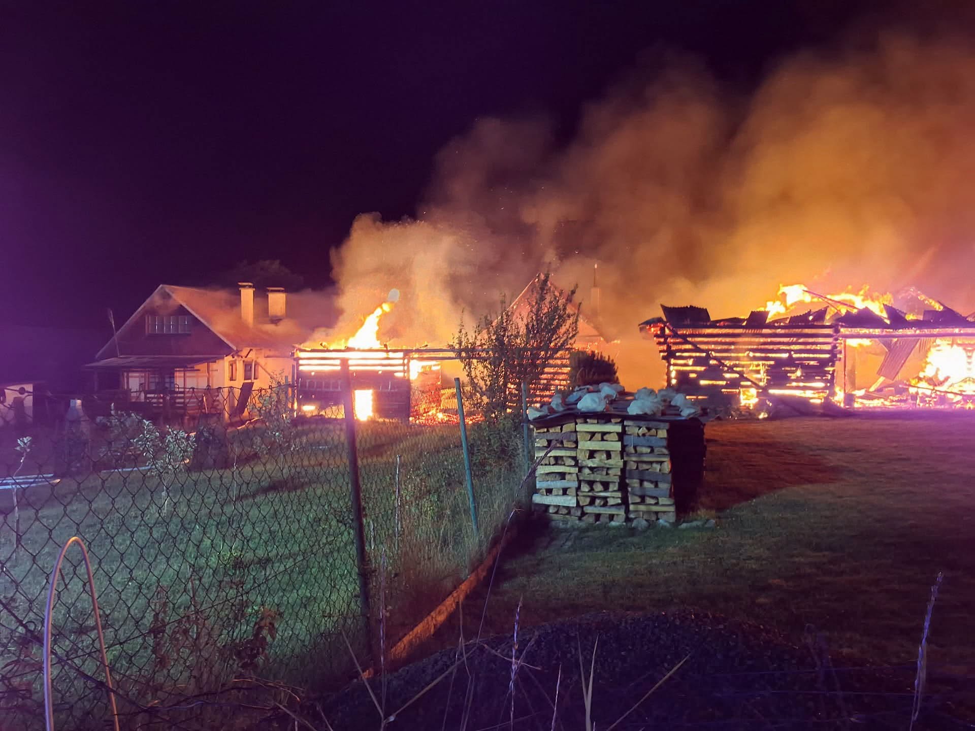 Nočný požiar v Braväcove zasiahol 10 stavieb.