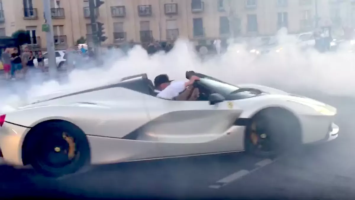 Zróbcie miejsce - LaFerrari kręci bączki na ulicy