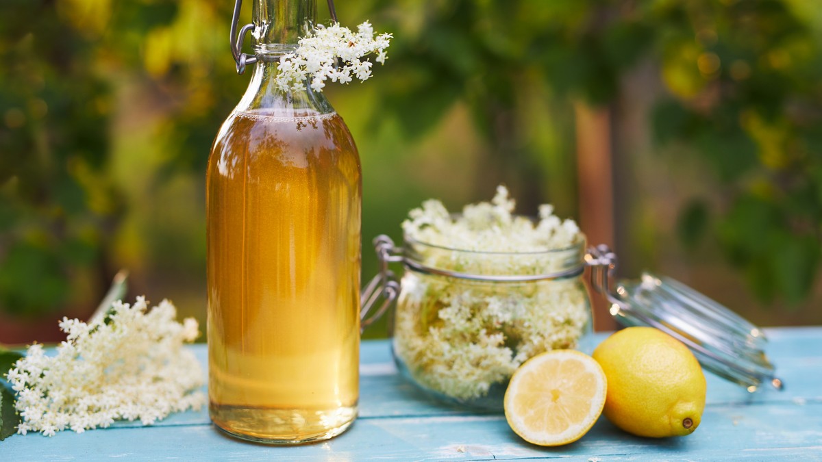 Sladký sirup z bazy.