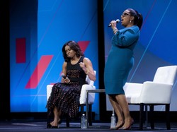 Szczupła i radosna! 62-letnia Oprah Winfrey w znakomitej formie. FOTO