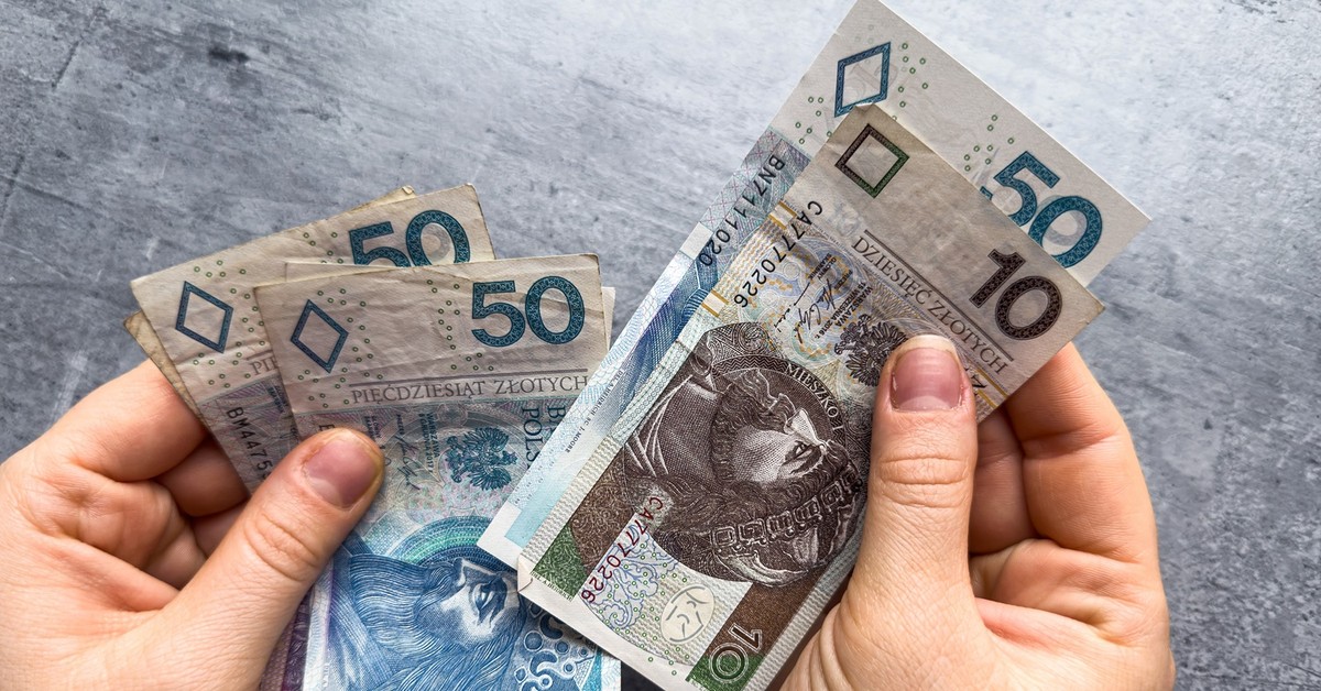 ZUS wypłaca 348,22 zł miesięcznie. Mało kto o tym wie, ale osoby, które ukończyły 75 lat, nie muszą składać żadnego wniosku. Co to za dodatek?