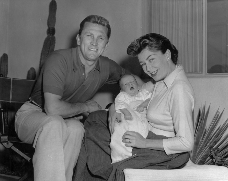 Kirk Douglas z żoną Anne Buydens i synem Peterem Vincentem Douglasem (1963)