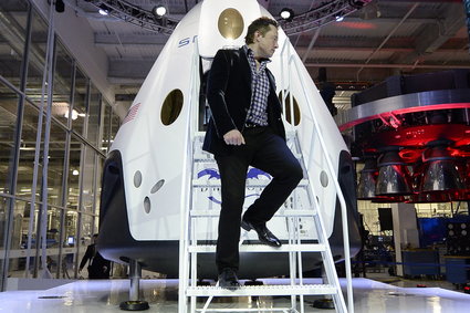 Elon Musk znów zaskakuje. Wyśle dwóch kosmicznych turystów w lot "poza Księżyc"