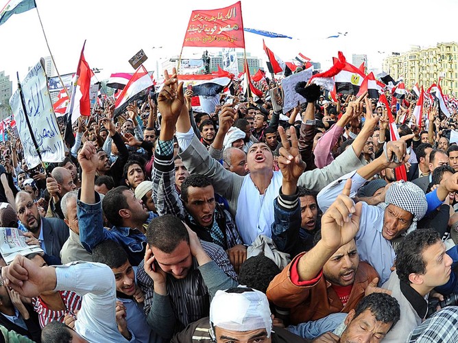 Egipscy, demonstranci z antyrządowymi hasłami i flagą narodowa Egiptu. Kair, Egipt, 25 listopada