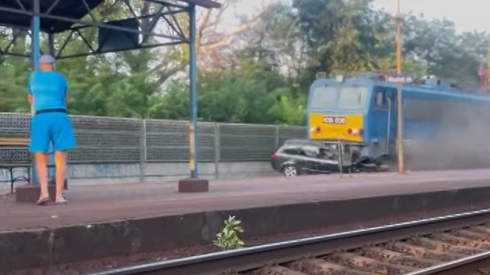 Csak erős idegzetűeknek: brutális videón, ahogy a vonat több száz méteren keresztül tolt maga előtt egy autót Ceglédnél