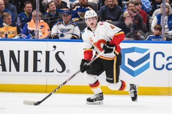 Pierwsza porażka obrońców tytułu w nowym sezonie ligi NHL [WIDEO]