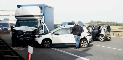 Dramatyczny wypadek na AOW pod Wrocławiem. Trzy osoby w szpitalu