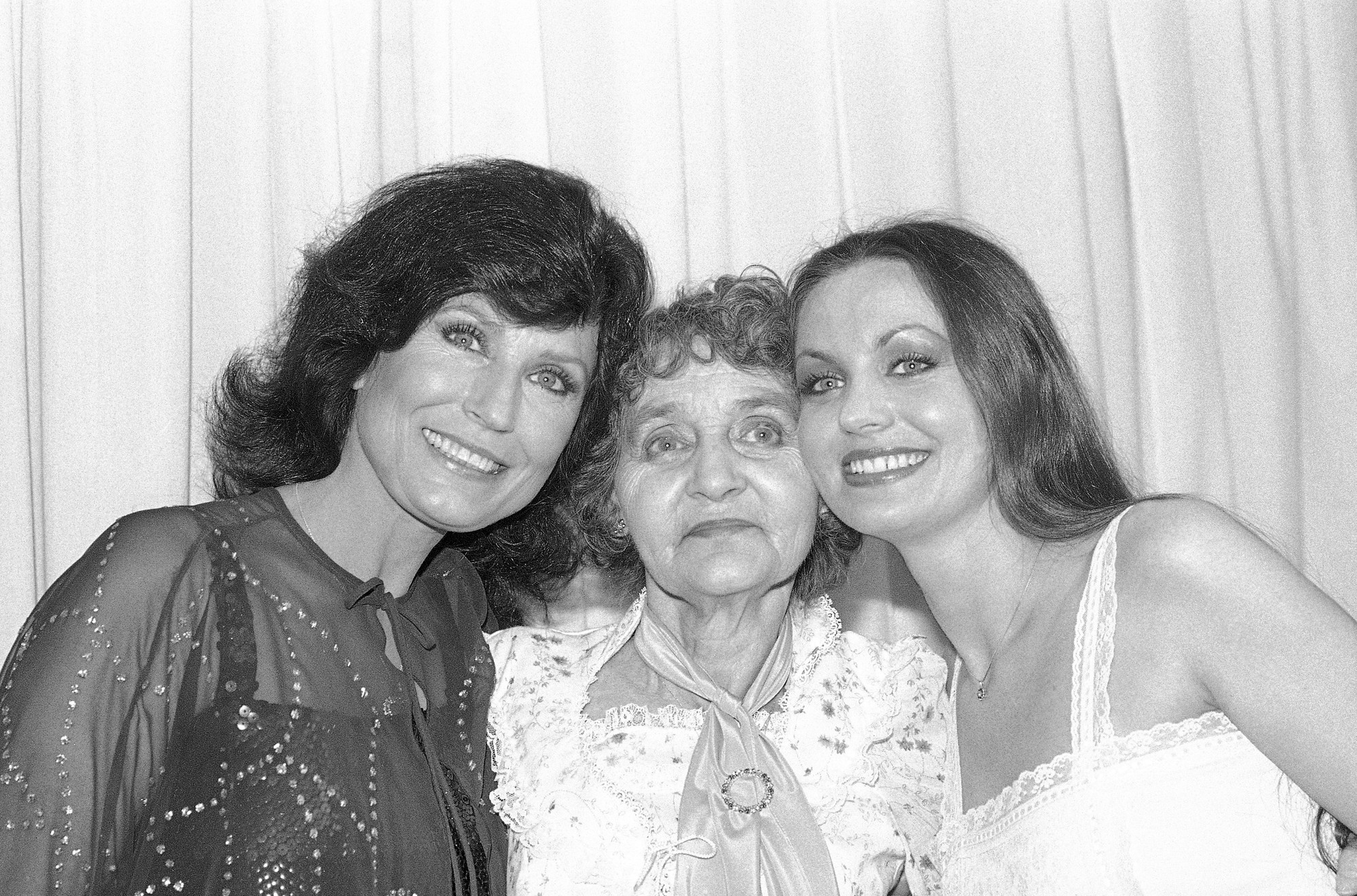 Loretta Lynn si v 60. a 70. rokoch vytvorila vo svete country hudby pozíciu feministky, ktorá si písala aj vlastné texty. 
