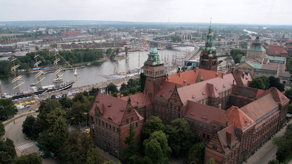 Stolica Pomorza Zachodniego to chyba najmniej znane duże miasto w Polsce. Niektórym kojarzy się z upadłą stocznią, inni uważają, że leży nad morzem, co zresztą wcale nie jest prawdą. A szkoda, bo miasto ma naprawdę sporo do zaoferowania. Oto dziesięć powodów, dla których warto odwiedzić Szczecin.