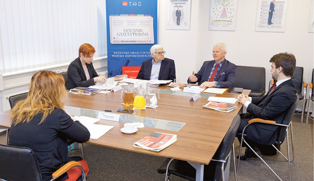 Europosłowie Jerzy Buzek i Andrzej Grzyb, Anna Ogniewska z Greenpeace oraz Aleksander Śniegocki z WiseEuropa podczas debaty DGP.