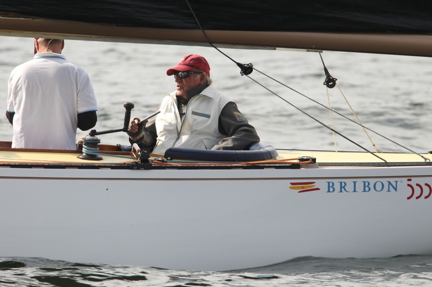 Huan je često bio kritikovan zbog luksuznog stila života