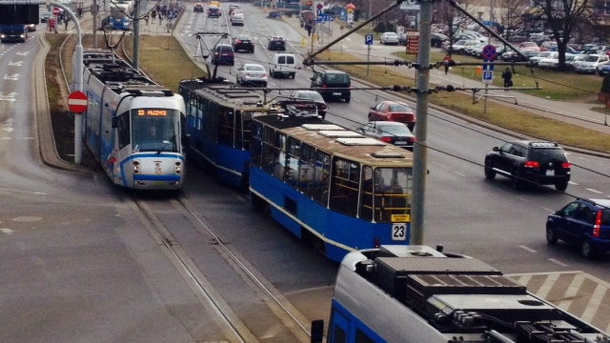 Wrocławskie MPK podpisało umowę na zakup 25 niskopodłogowych tramwajów wyprodukowanych przez poznański Modertrans. Kontrakt opiewa na kwotę 205 mln zł. Pierwsze z nowych tramwajów mają trafić do Wrocławia najpóźniej za dwa lata, a pozostałe - do trzech lat od podpisania umowy.