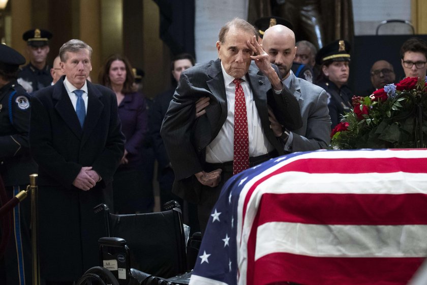 Bob Dole oddał hołd zmarłemu George H. W. Bushowi