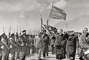 CHEN YI, LE DALAI-LAMA ET LE PANCHEN-LAMA PASSENT EN REVUE LES TROUPES TIBETAINES 1956