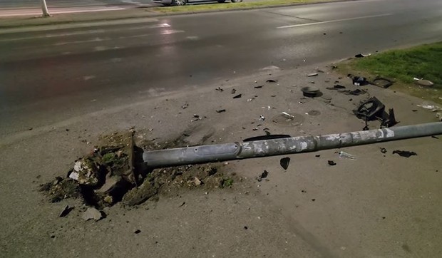 Taksista autom oborio semafor u Novom Sadu