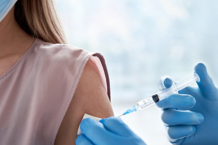 Wielka Brytania planuje szczepienia trzecią dawką. Mają objąć część osób