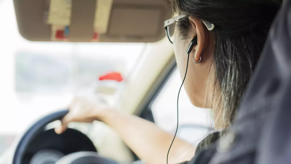 Słuchanie muzyki przez słuchawki podczas jazdy