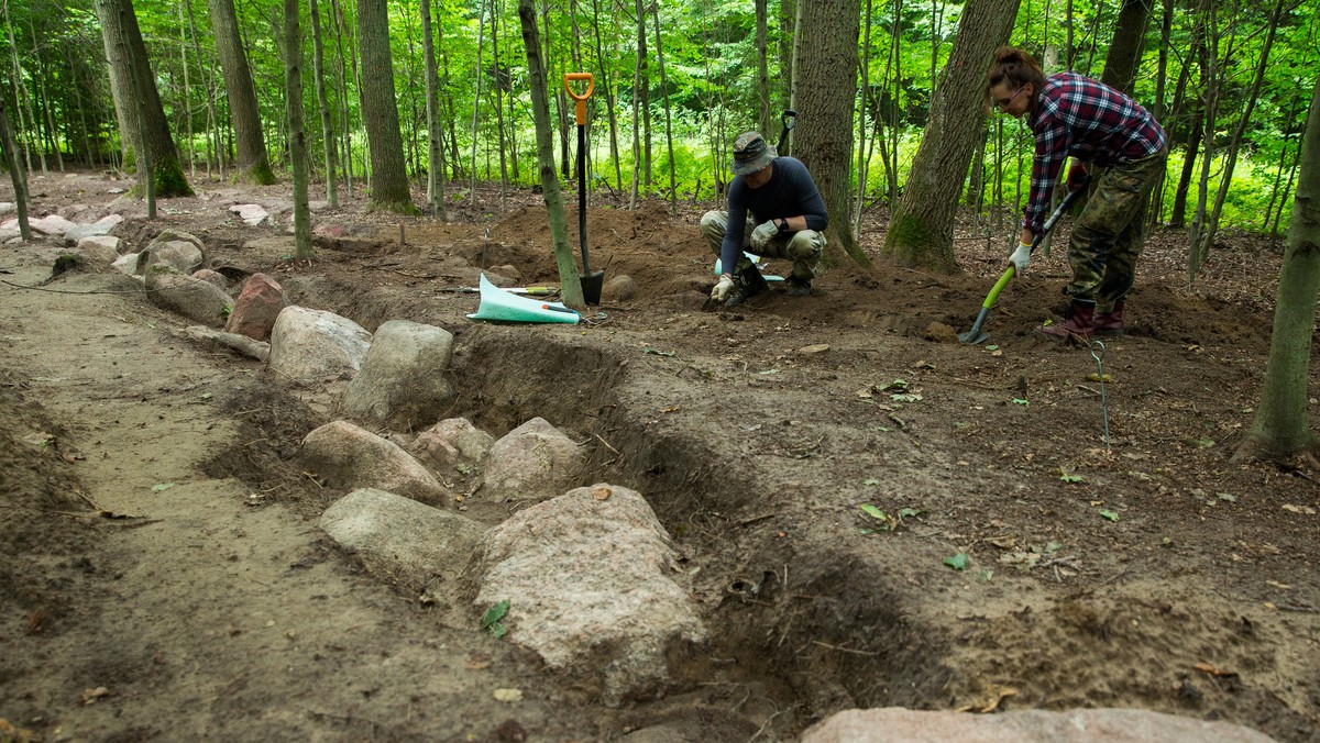 Studenci Katedry Archeologii US podczas prac archeologicznych