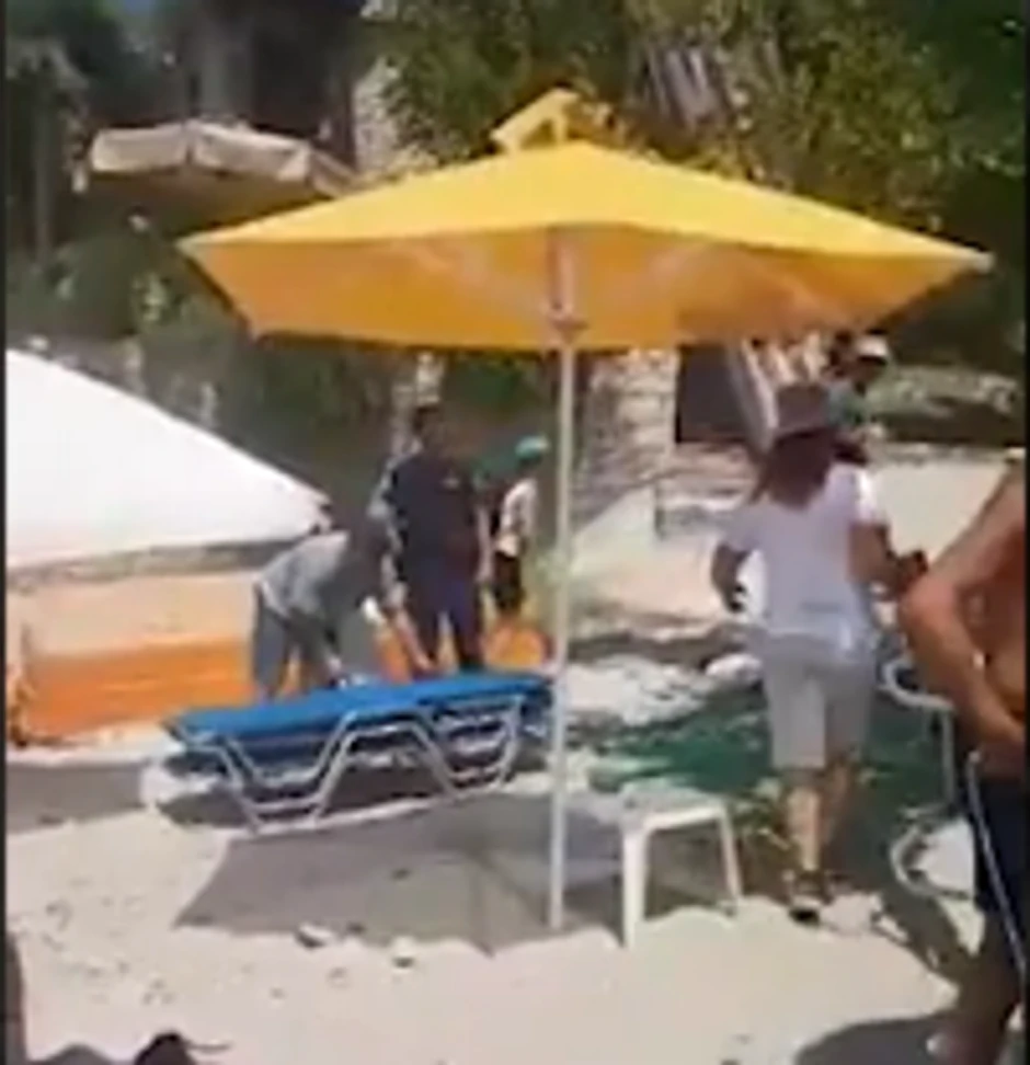 Policija osnosi ležaljke sa plaže na Tasosu