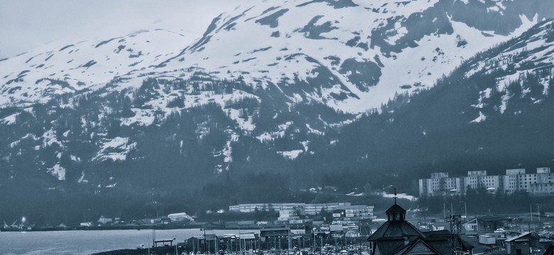 Mieszkańcy tego miasteczka żyją w jednym bloku. Takie rzeczy tylko na Alasce. FOTO