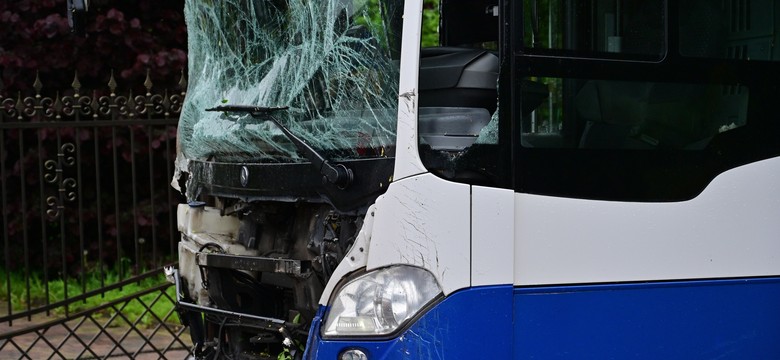 Tragiczne zderzenie autobusów w Krakowie. Nie żyje kierowca