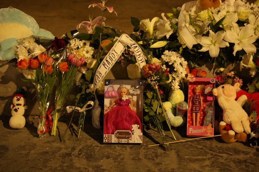 Cveće i igračke ispred Doma kulture 