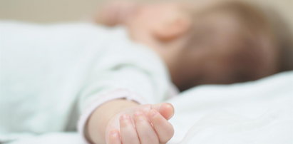 Tajemnicza śmierć niemowlęcia. Dwa miesiące wcześniej zakrzep zabił jego mamę