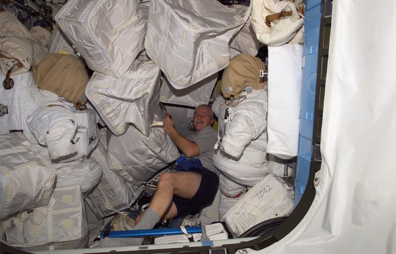 W związki z ograniczeniem przestrzeni użytkowej  w ładowni stacji stosuje się specjalny system magazynowy