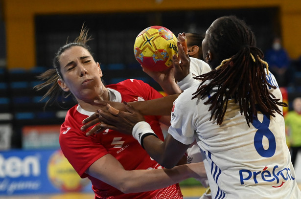 Monika Kobylińska (L) i Coralie Lassource (P)