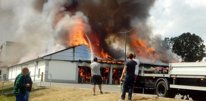 Płonie supermarket w Radomsku. Czarna chmura unosi się nad miastem