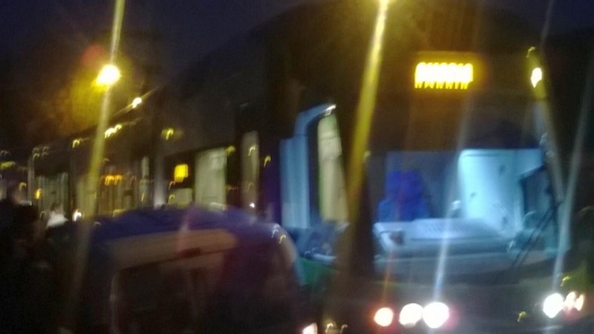 Nad ranem na ul. Kwiatowej w Szczecinie doszło do zderzenia tramwaju z samochodem. Poszkodowany został kierowca.
